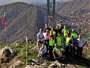 06 Alla croice di vetta Cornagera insieme agli amici del Gruppo Camminatori Verdellino